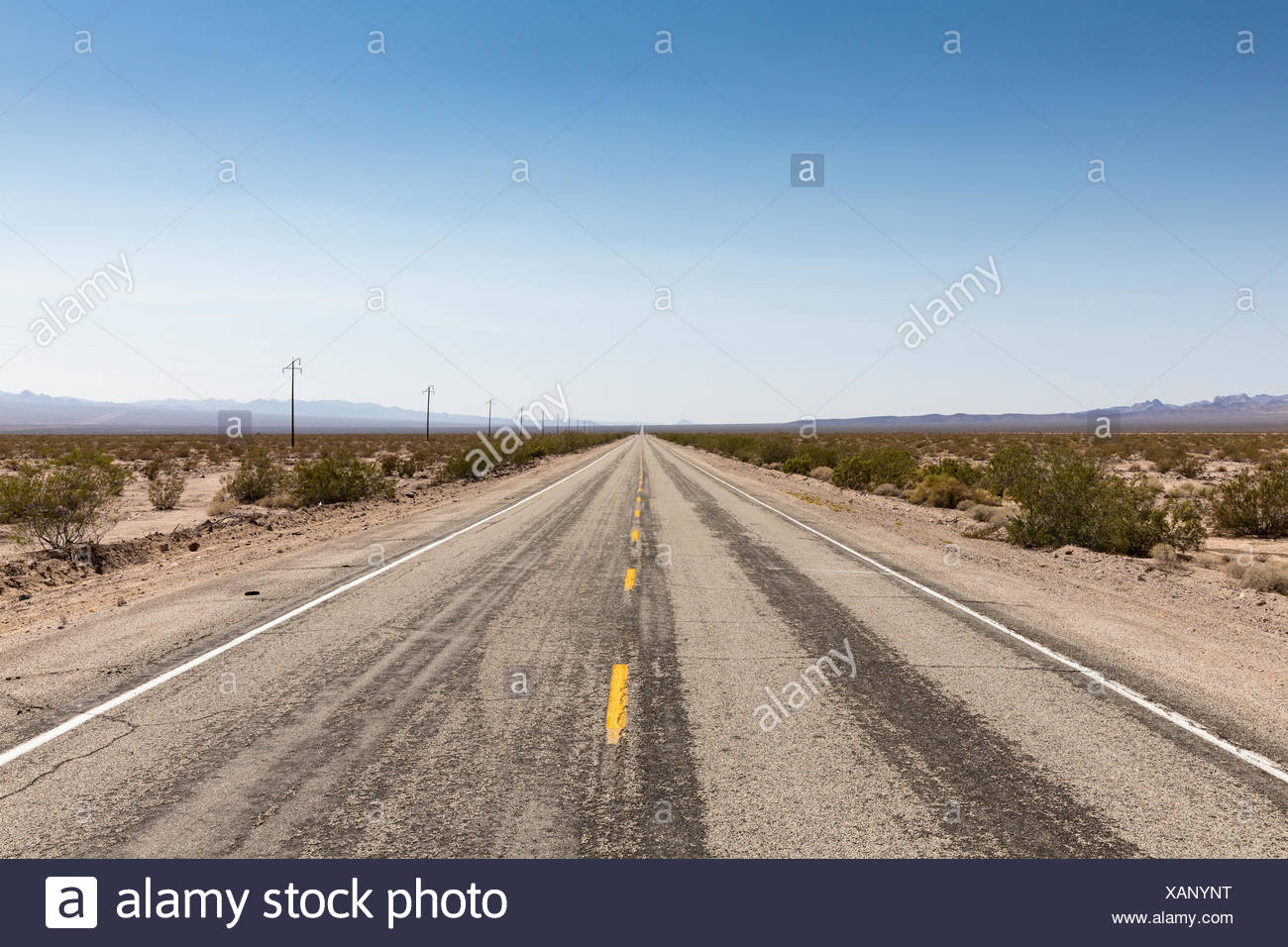 Lonely Desert Road Usa High Resolution Stock Photography and Images - Alamy