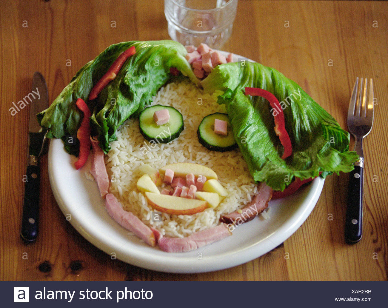 Tallrik med maten formad till ett ansikte Face of food on a plate ...