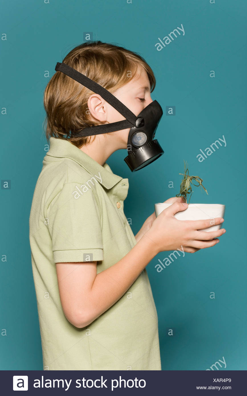 Wearing Gas Mask Stock Photos & Wearing Gas Mask Stock Images - Alamy
