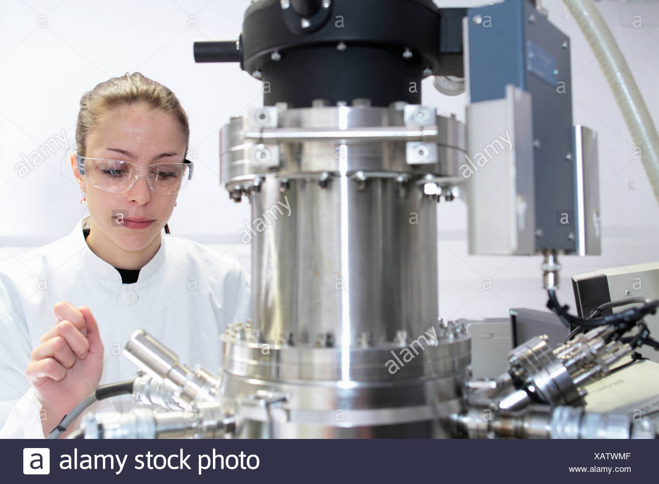 Female Lab Coat Equipment High Resolution Stock Photography and Images ...