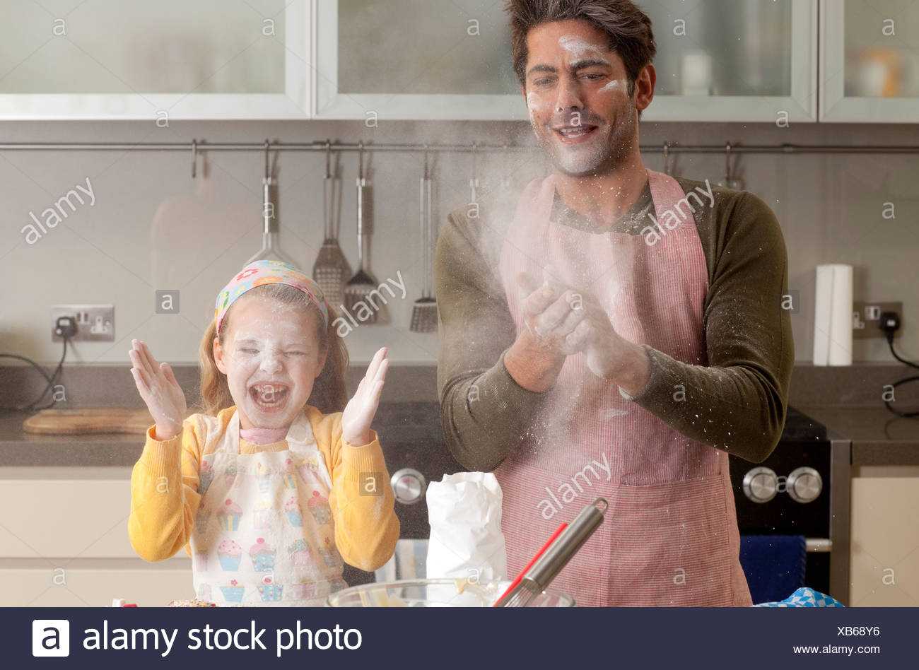 Папа готовит. Папа готовит с детьми. Готовим с папой уникум. Gifts for father and children. Папа ремонтирует машину.