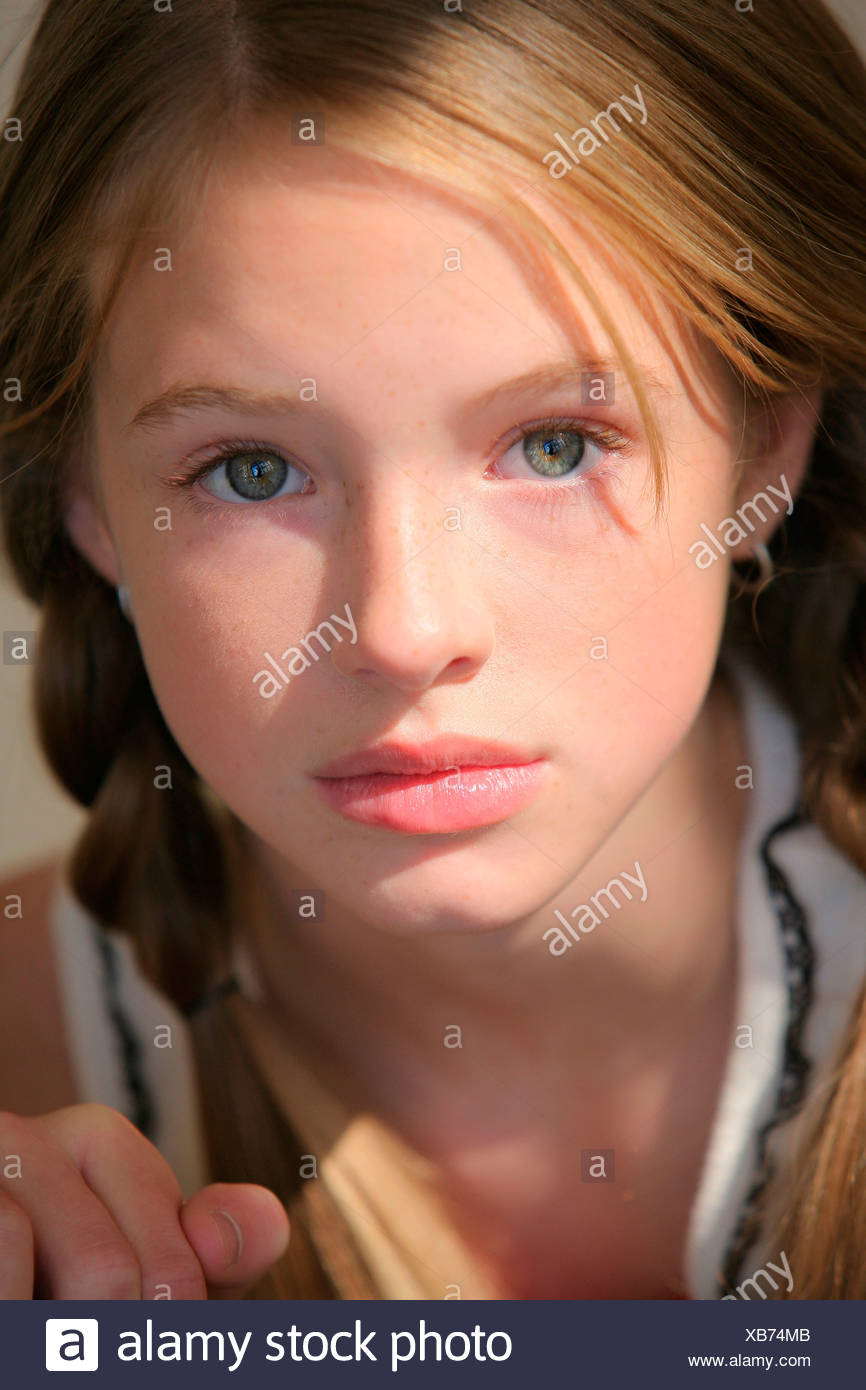 Pretty Preteen Girls Stock Photos & Pretty Preteen Girls 