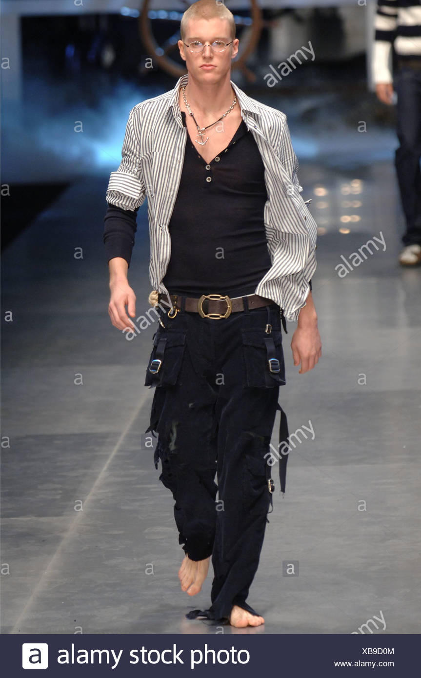 tight cargo trousers