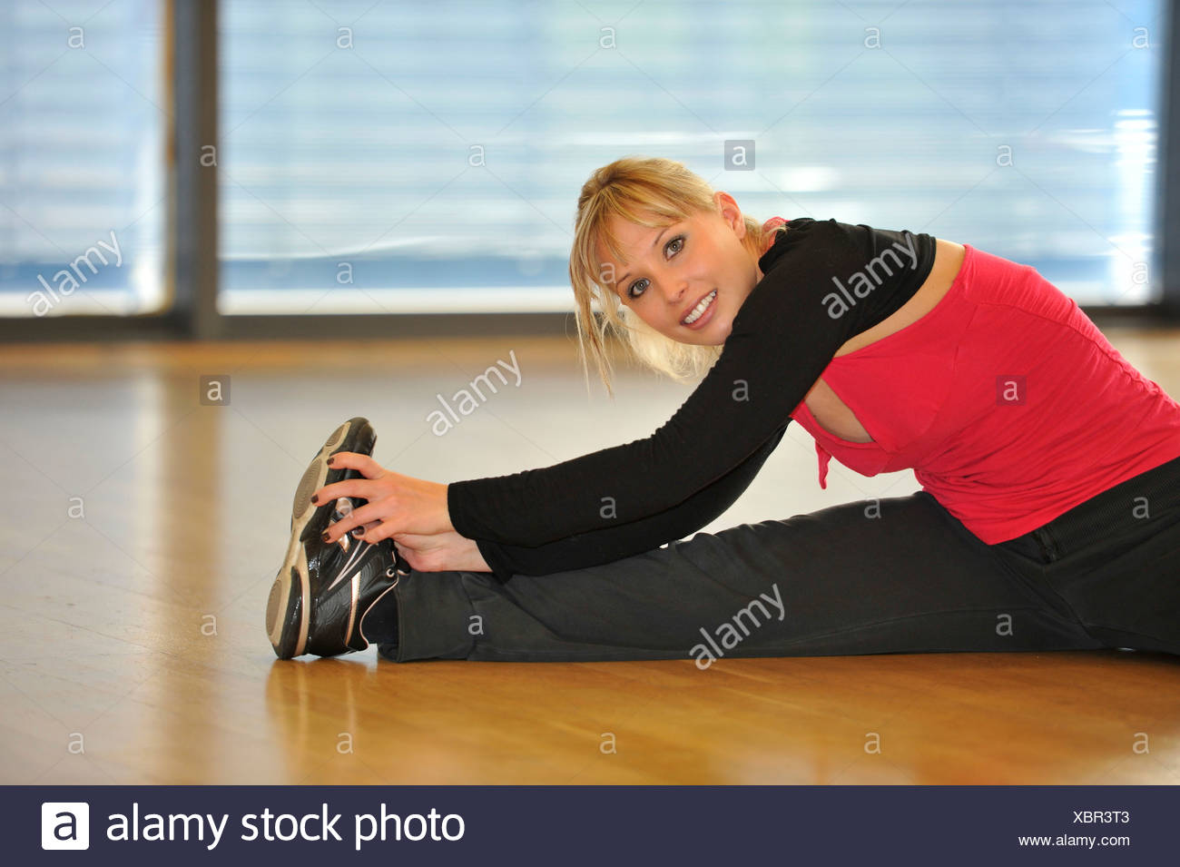 Young Woman Stretching Warming Up Exercises Haus Des Sports