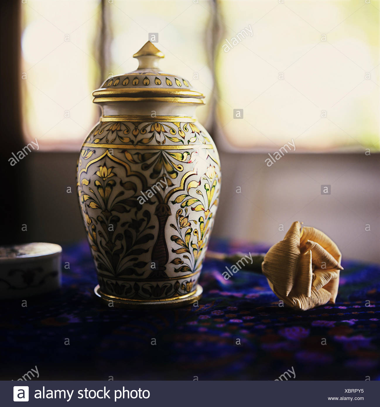 Chinese Urns Stock Photos & Chinese Urns Stock Images Alamy