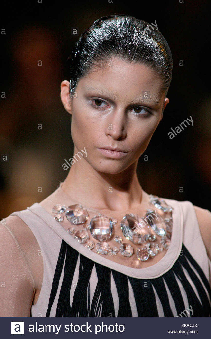 Viktand Rolf Paris Ready To Wear Spring Summer Head And Shoulders