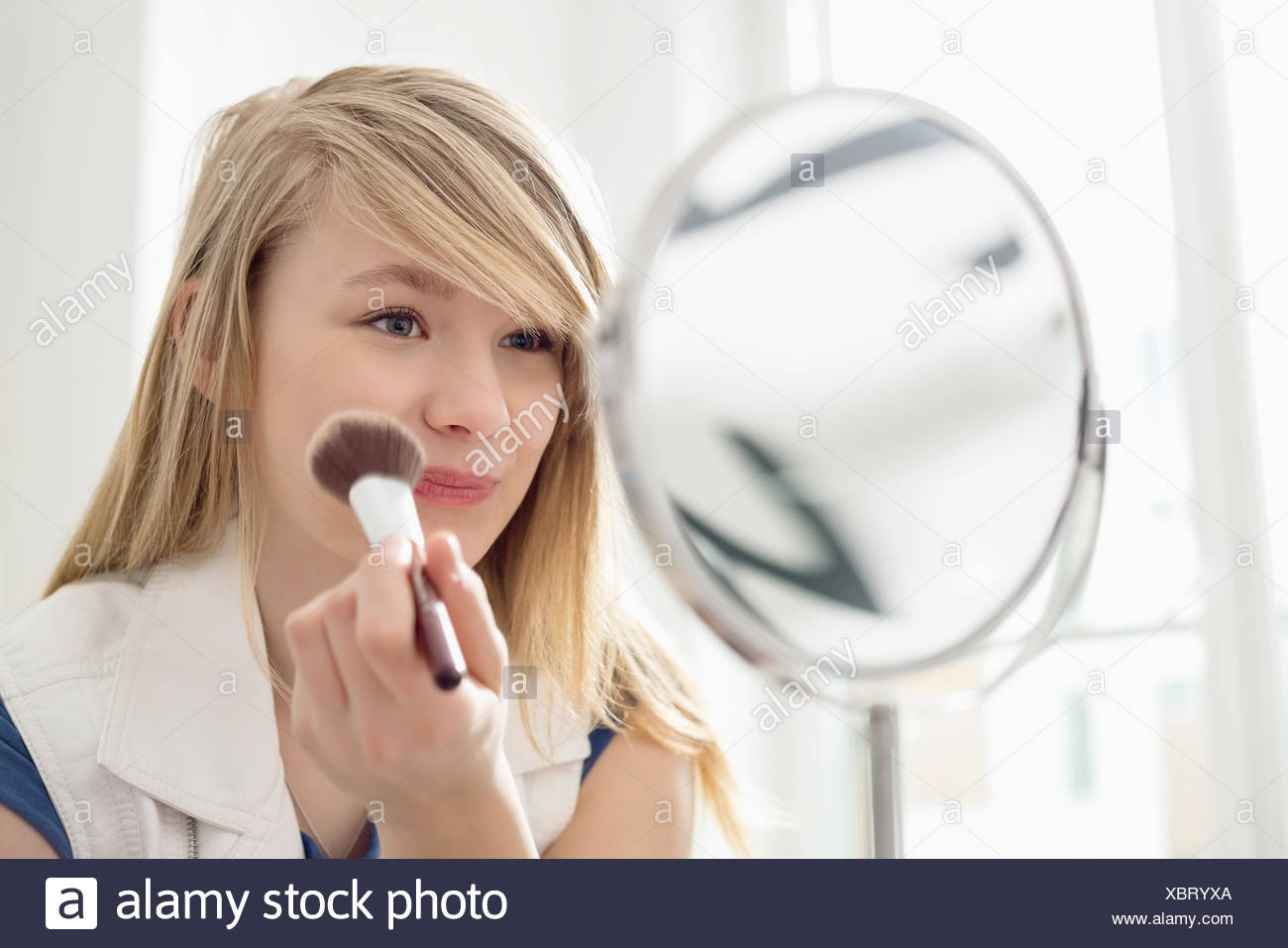 Girl Applying High Resolution Stock Photography and Images - Alamy