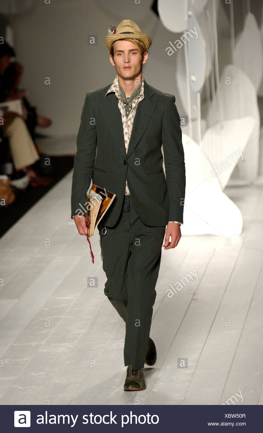 boots with black suit