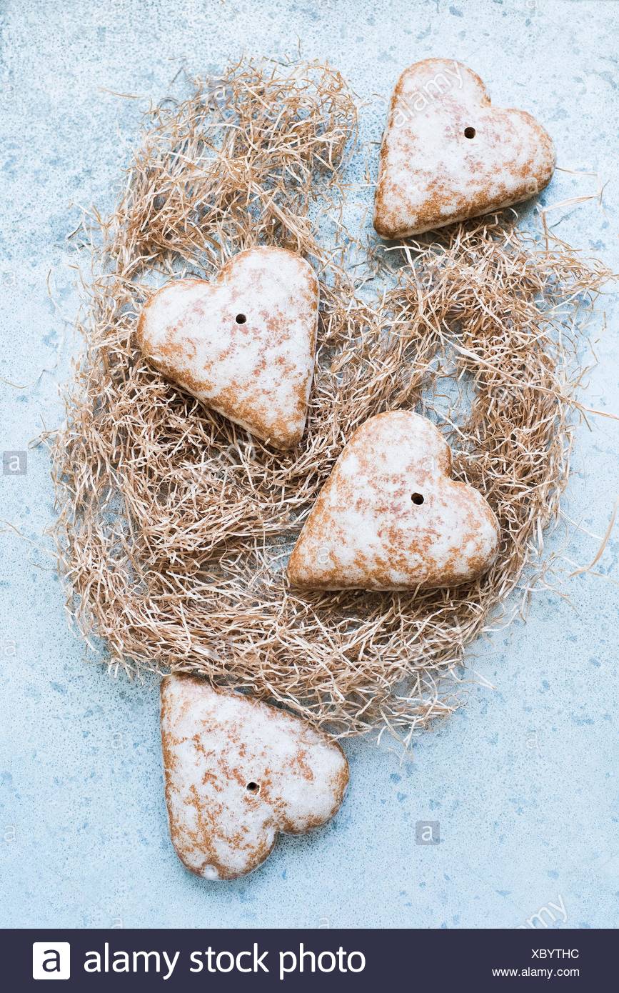 Overhead view of heart shaped gingerbread biscuits on straw Stock Photo