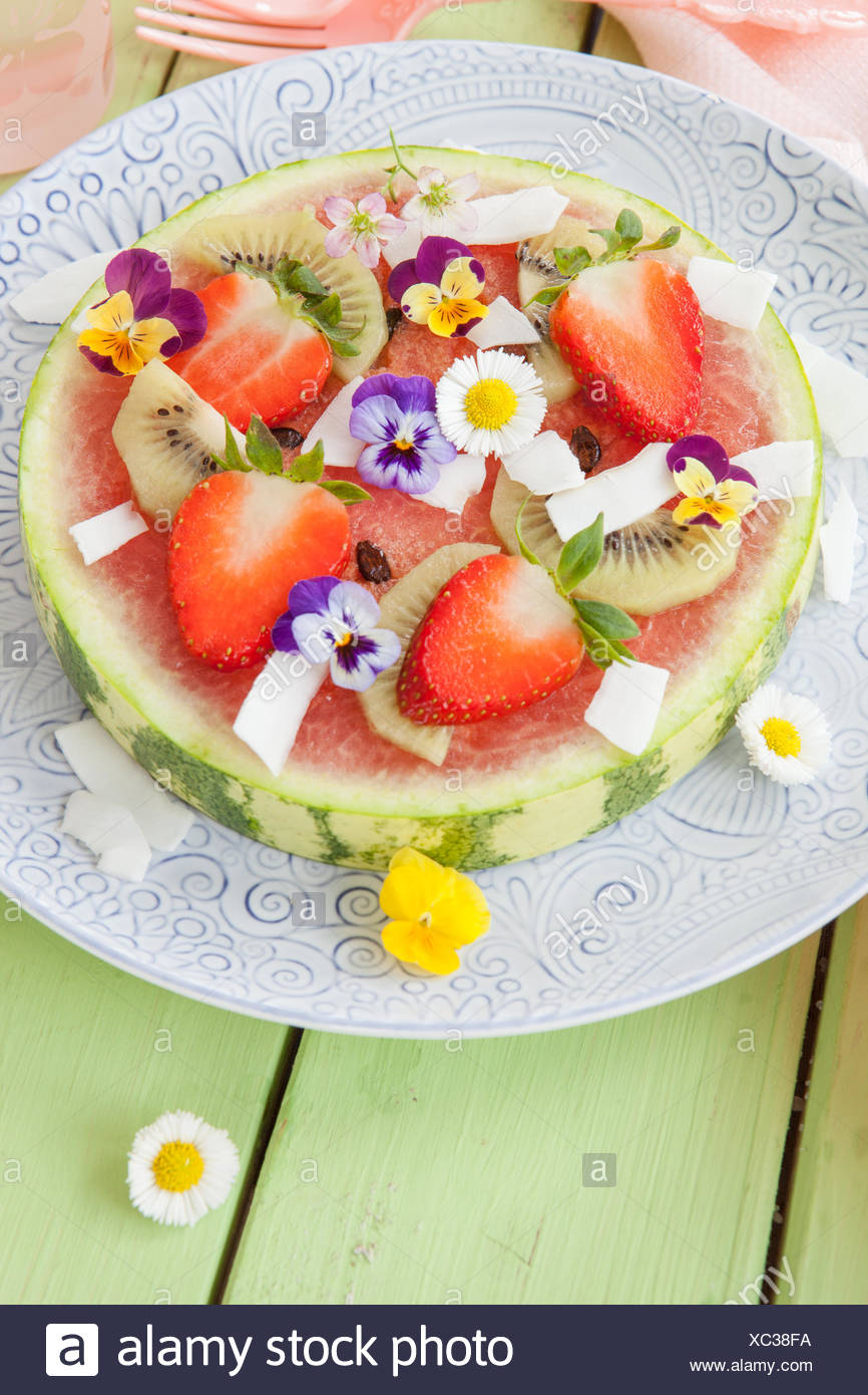 Obstpizza Aus Wassermelone Mit Frischen Fruechten Mit Blueten Stock Photo Alamy