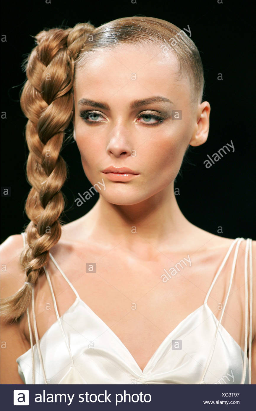Viktand Rolf Paris Ready To Wear S S Close Up Of Model Snejana