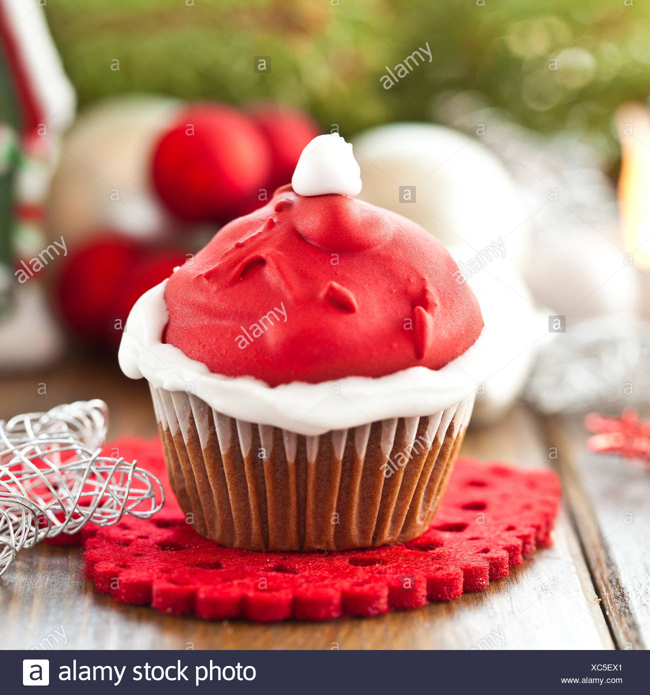 Kleiner Cupcake Mit Nikolaus Haube Aus Zuckerguss Stock Photo Alamy