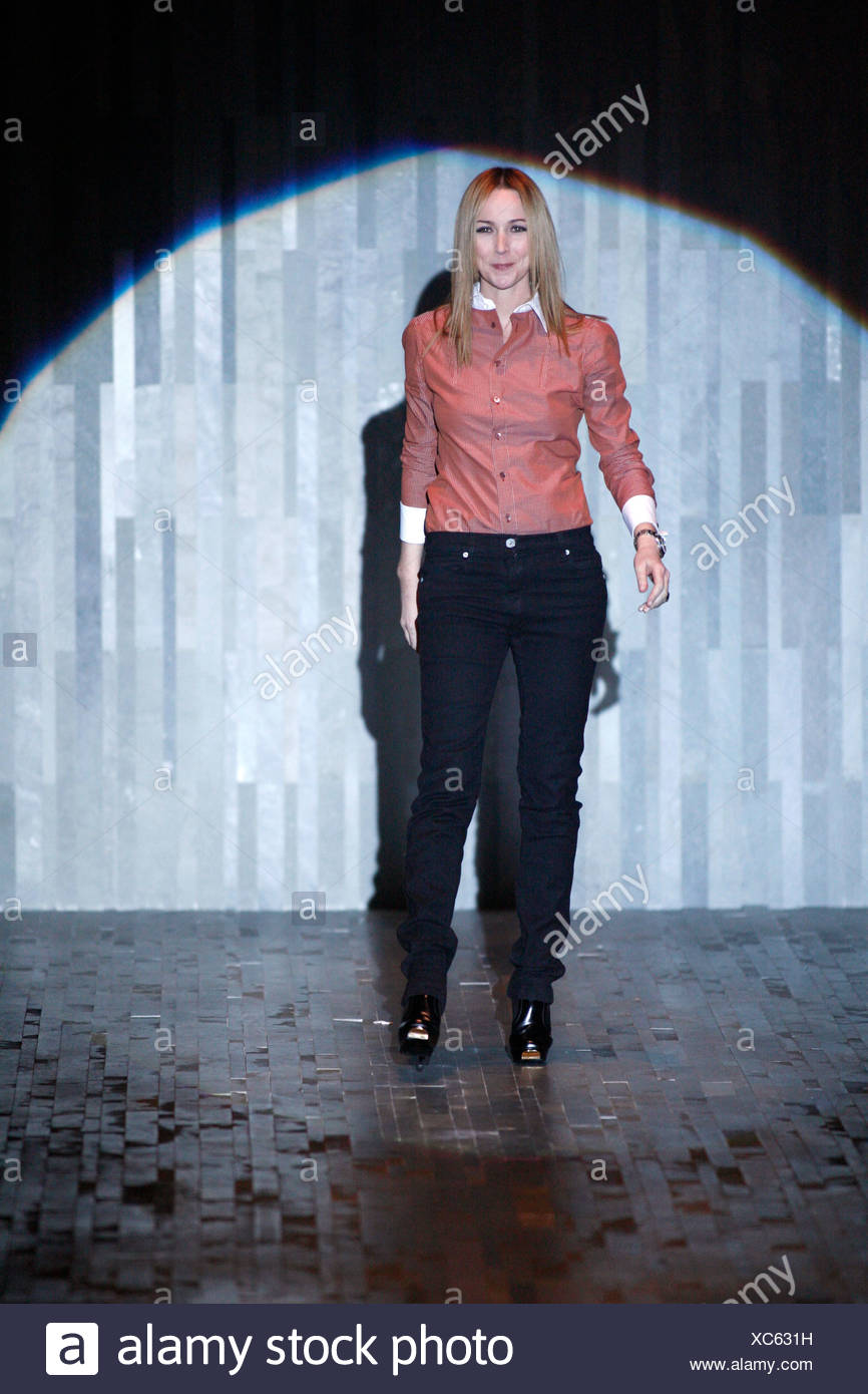 Gucci Milan Ready to Wear Autumn Winter Fashion designer Frida Giannini  Stock Photo - Alamy