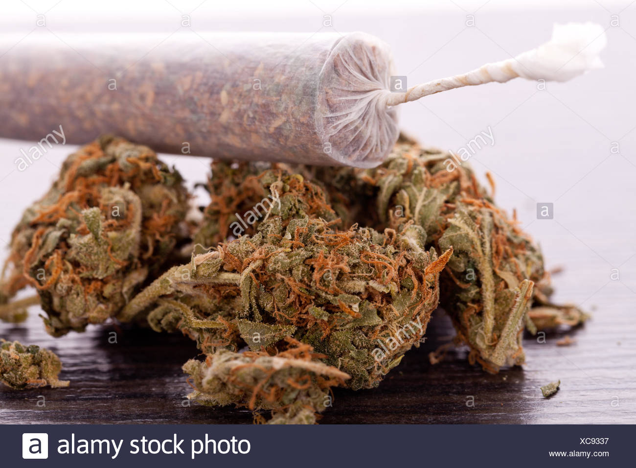 Getrocknete Cannabis Bluten Gras Mit Joint Rauchen Kiffen Als Nahaufnahme Drogen Stock Photo Alamy