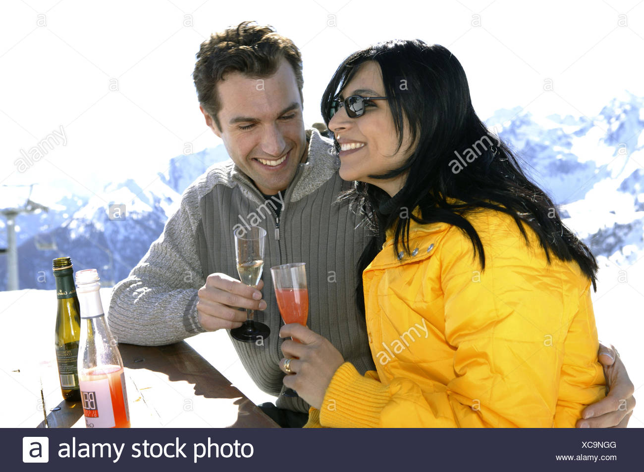 Apres Ski Skihuette Berge Mann Frau Paar Verliebt Skibar Liebe