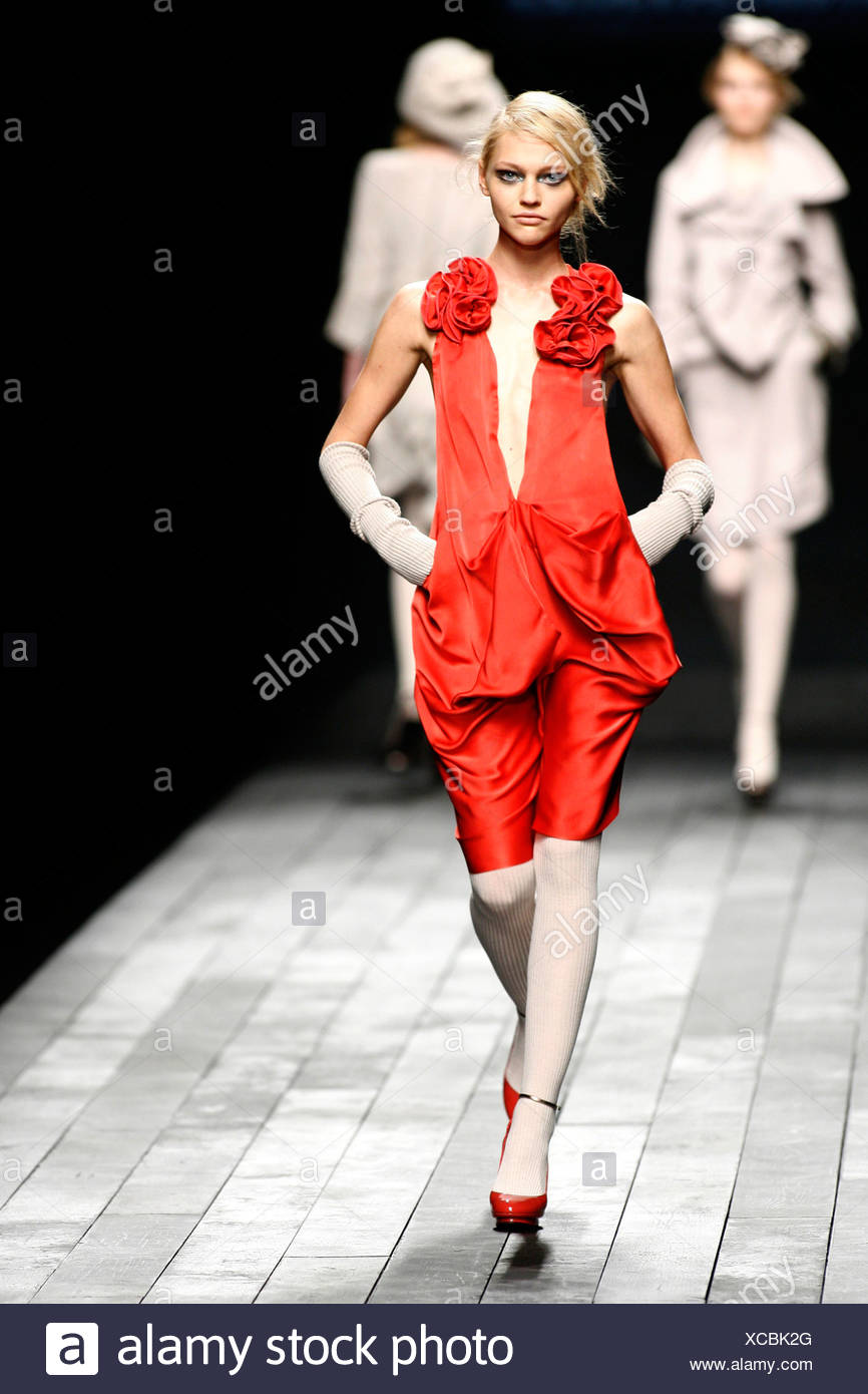 beige dress with red shoes