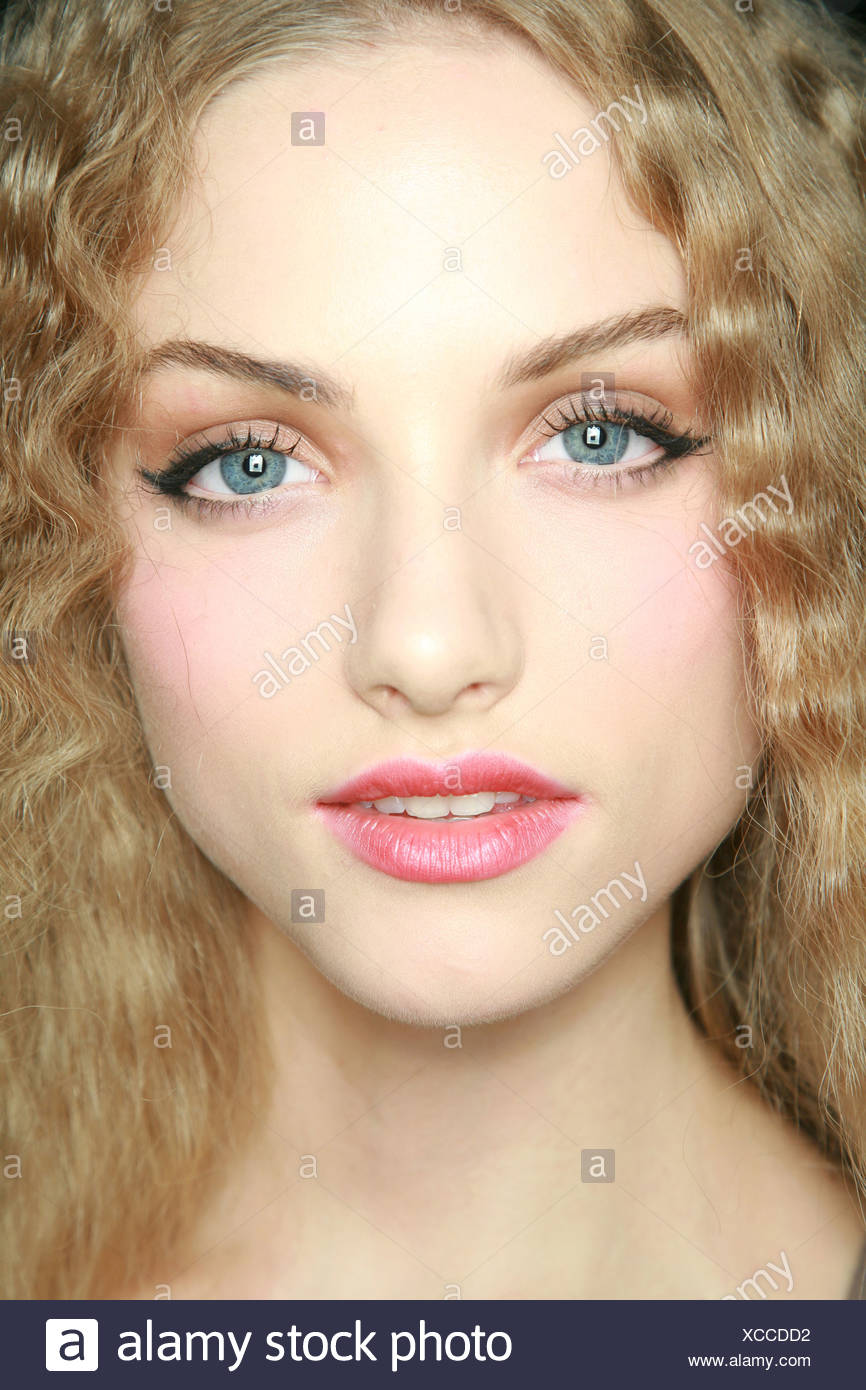Model With Long Blonde Hair Wearing Bold Black Eyeliner Black Mascara Beige Eyeshadow Pink Blusher And Pink Lipstick Stock Photo Alamy