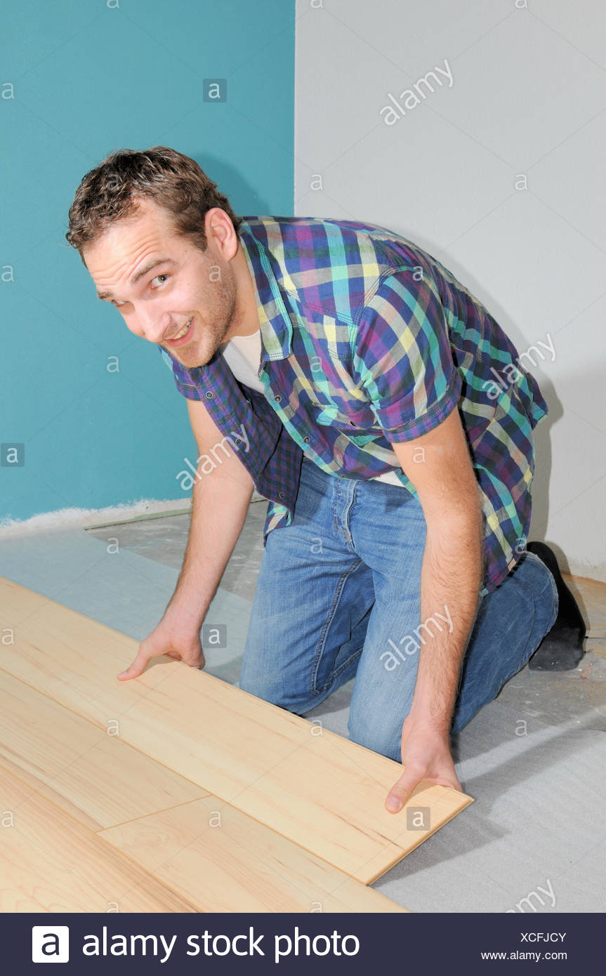 Verlegen Laminat Parkett Mann Handwerker Heimwerker Fussboden Boden Zimmer Verlegung Raum Renovierung Hausbau Arme Hande Stock Photo Alamy