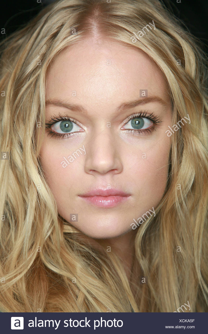 Paul Joe Backstage Paris Ready To Wear Spring Summer Model