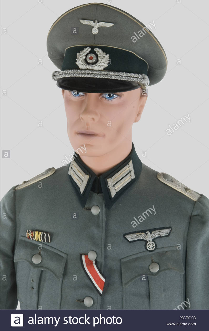 Wehrmacht, Lieutenant d'Infanterie de la Heer, sur mannequin, comprenant  casquette feldgrau, bandeau vert, insignes métalliques,