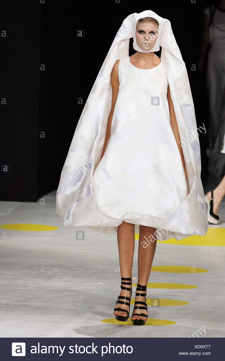 Giles Deacon London Ready To Wear Spring Summer Bridalwear White