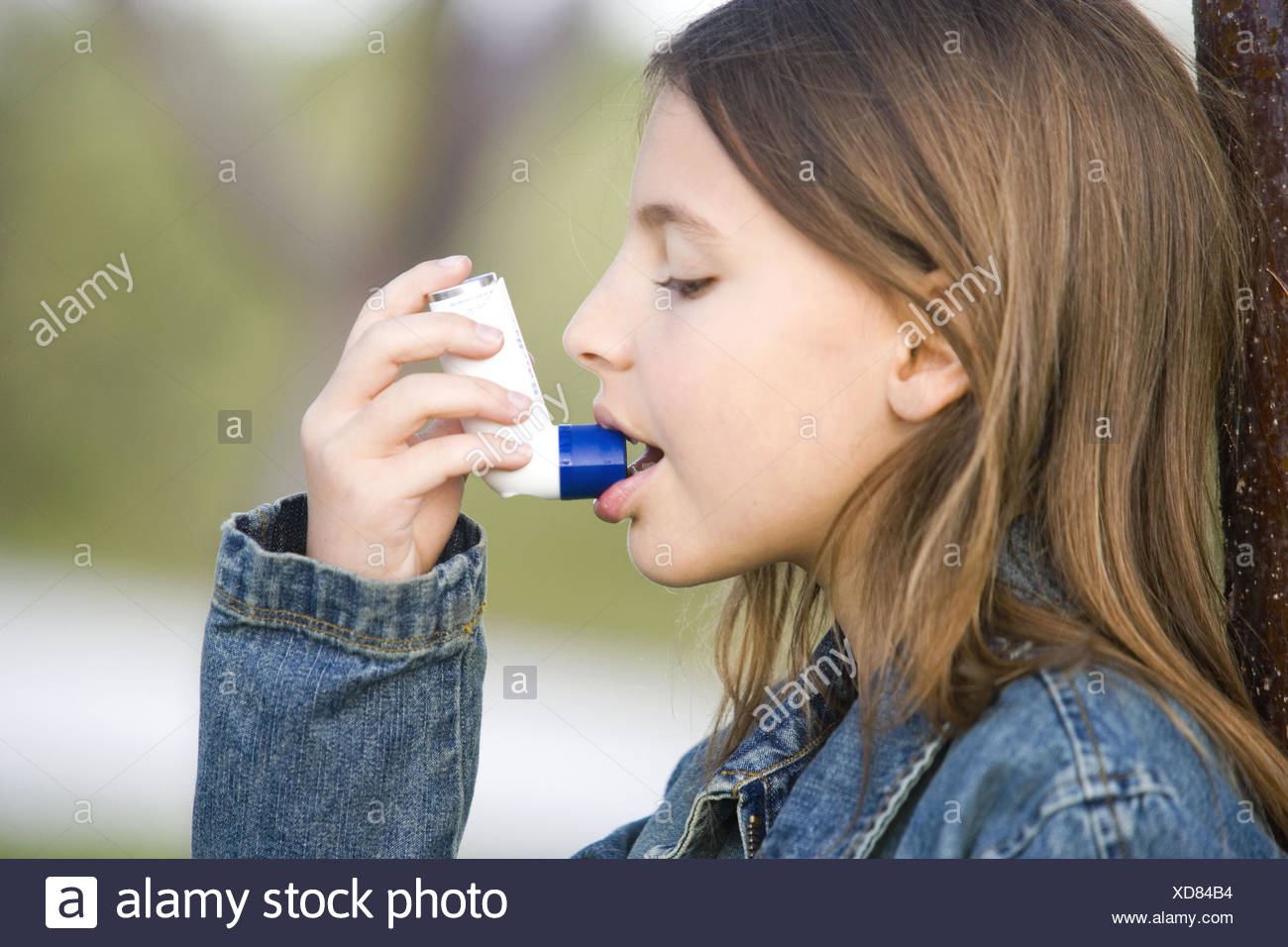 Астма 12. Хронические заболевания у детей. Астма 12. Девушка с ингалятором. Ингалятор для детей.