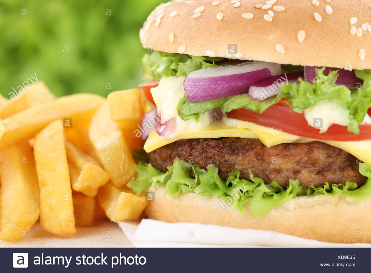 Cheeseburger Hamburger Mit Pommes Frites Closeup Nahaufnahme Kase Tomaten Salat Ungesund Stock Photo Alamy Cheeseburger Hamburger Mit Pommes Frites Closeup Nahaufnahme Kase Tomaten Salat Ungesund Stock Photo Alamy