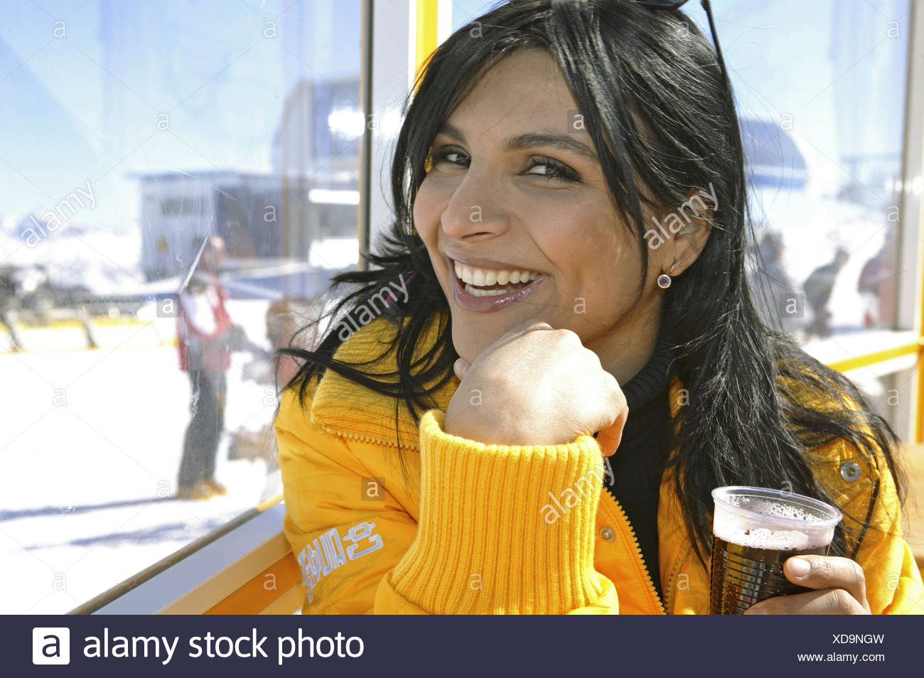 Skigebiet Apres Ski Frau Flirten Mimik Getraenk Alkoholisch Heiss