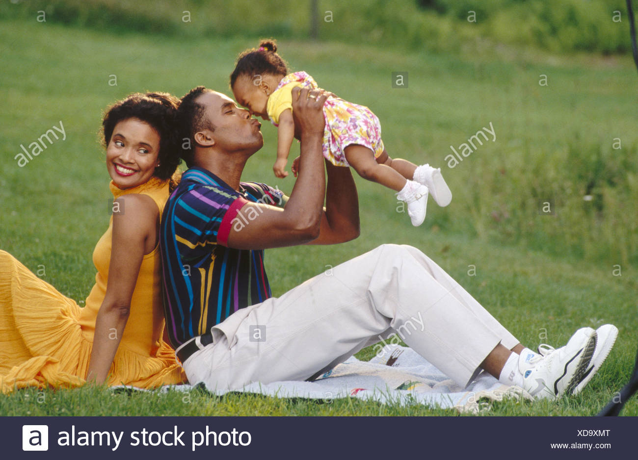mom dad and baby photography