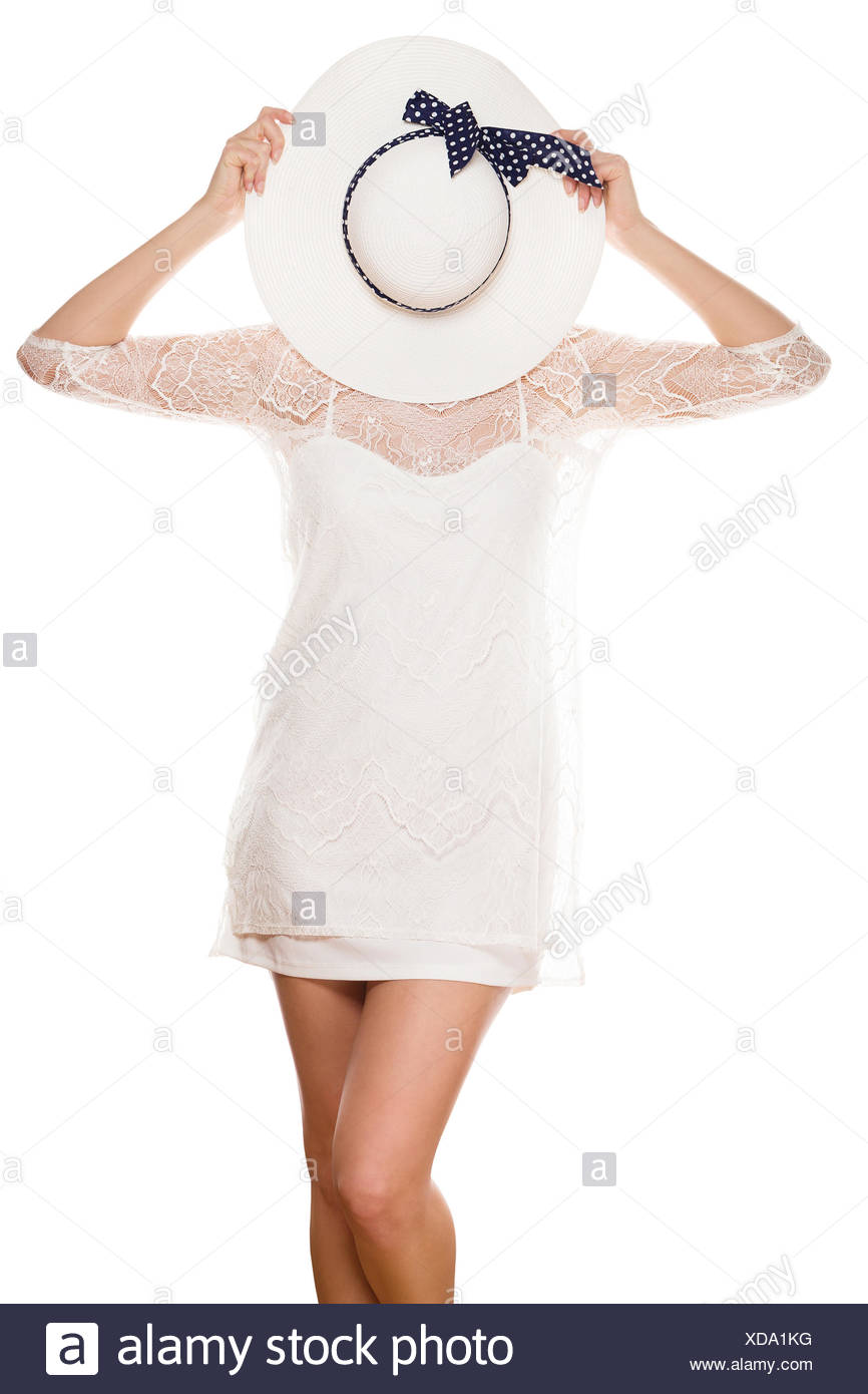 kleid vor ihr hält junge frau weißem sonnenhut in gesicht BoedxrC