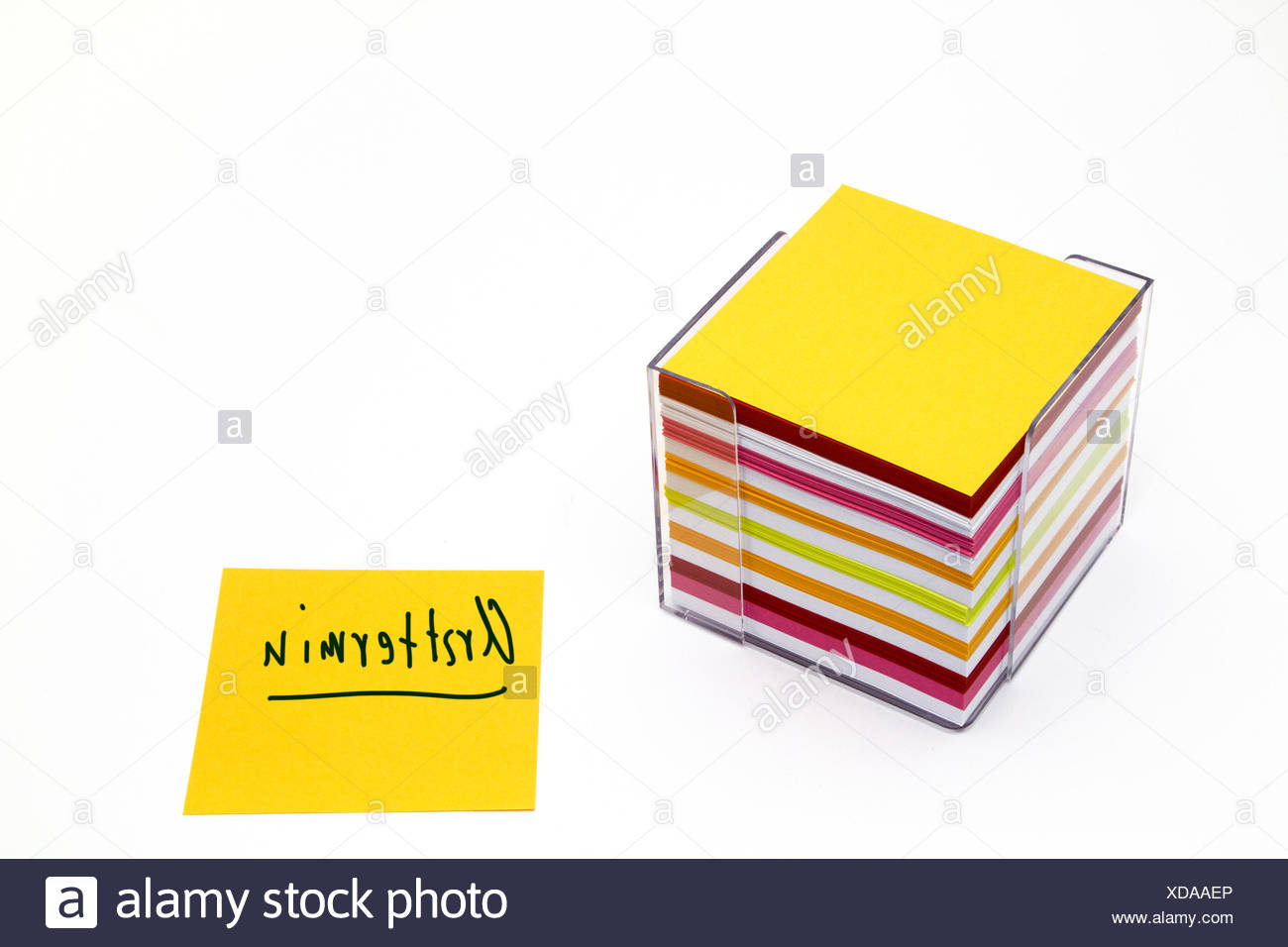 Notitzklotz mit vielen unterschiedlich bunten Merkzetteln Stock Photo