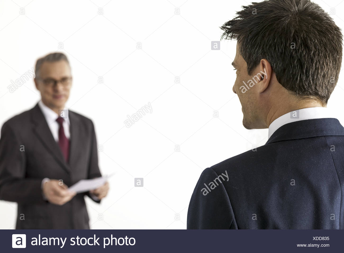 Mann Im Buero Steht Vor Kollege Von Hinten Model Released Stock Photo Alamy