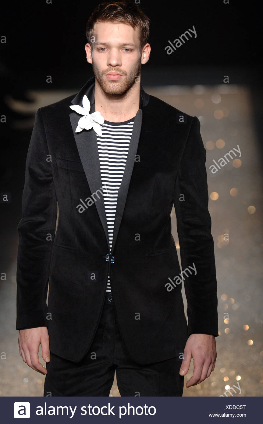 t shirt with black suit
