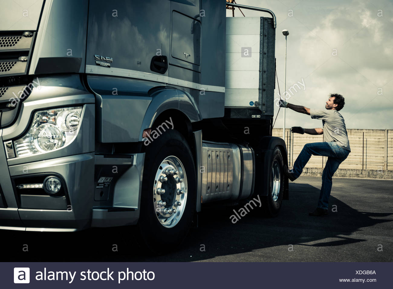 Semi Tractor Trailer Stock Photos & Semi Tractor Trailer Stock Images