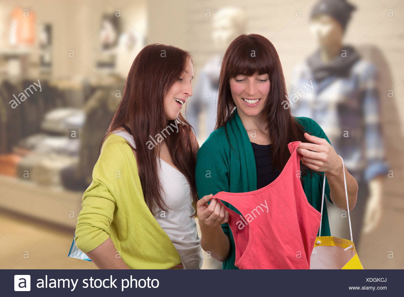 Zwei Junge Frauen Beim Einkaufen Von Kleidung Oder Klamotten Im Geschaft Oder Laden Stock Photo Alamy