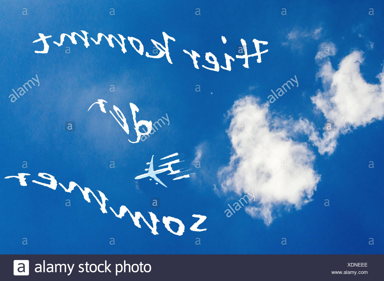 Blauer Himmel Mit Schrift Hier Kommt Der Sommer In Deutsch Stock