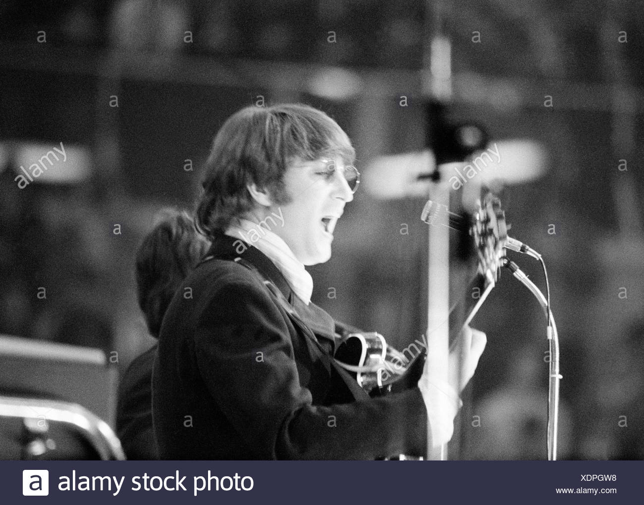 John Lennon 1966 High Resolution Stock Photography And Images Alamy