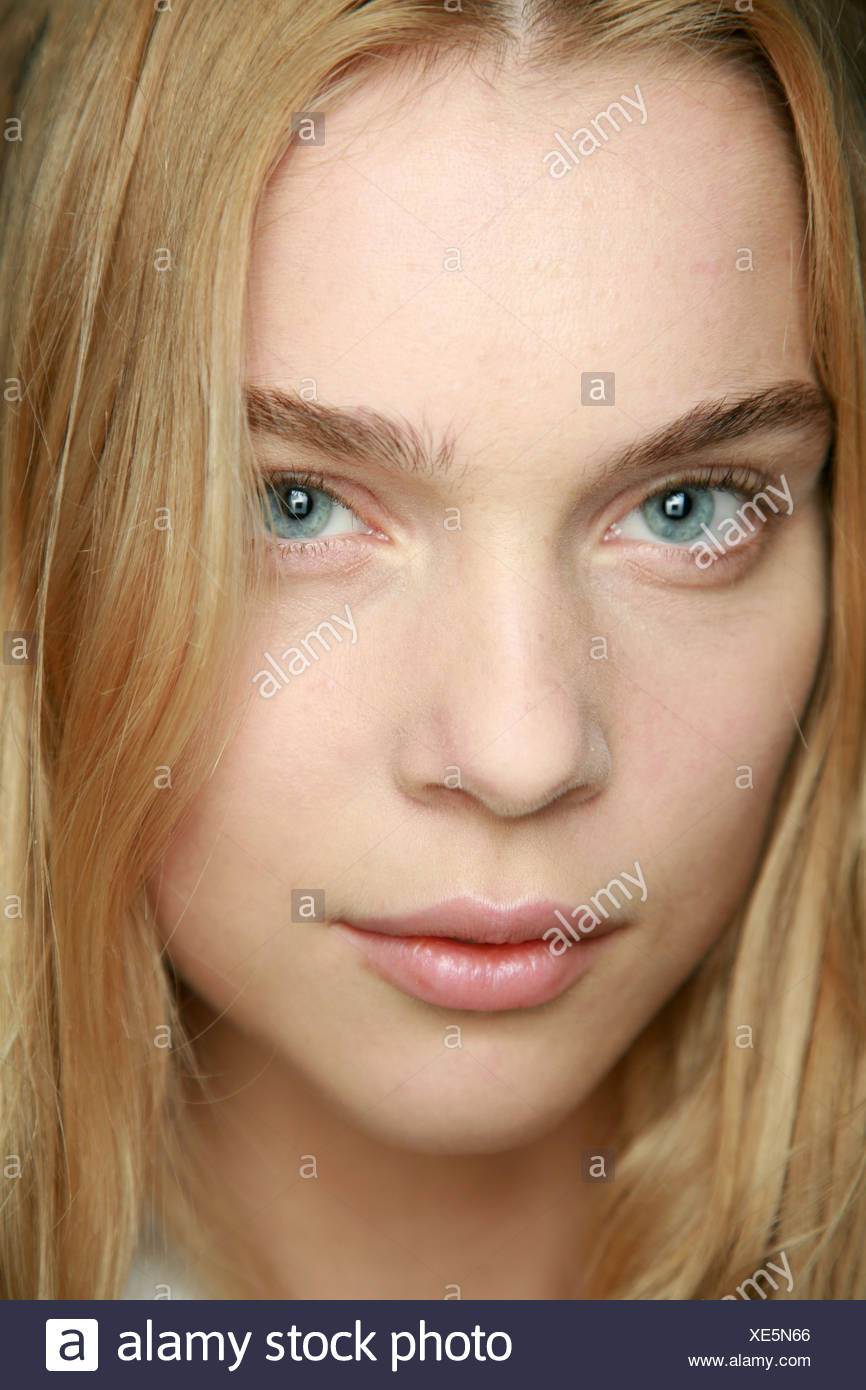 Balmain Paris Backstage Spring Summer Model With Dark Blonde Hair