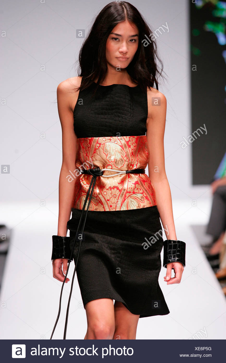 Krizia Milan Spring Summer Model Straight Brunette Hair Framing