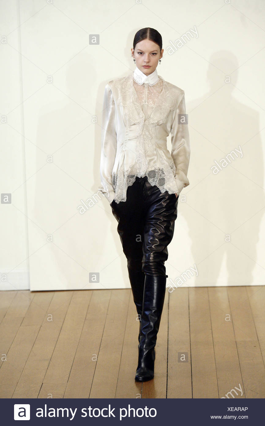 Philosophy Di Alberta Ferretti New York Ready To Wear Autumn Winter White Lace And Silk Shirt White Collar Black Leather Stock Photo Alamy