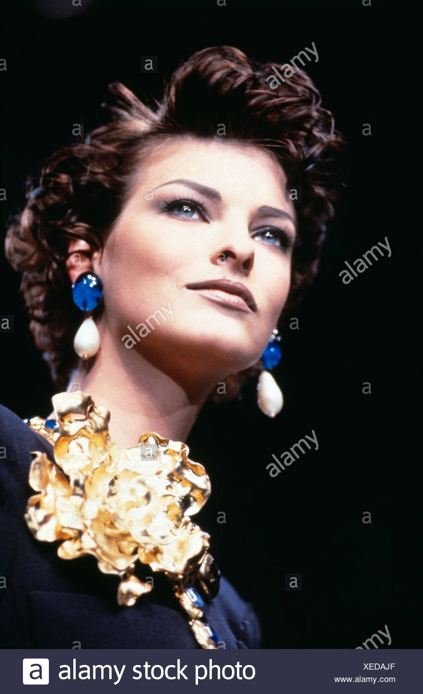 Supermodels Paris Canadian Model Linda Evangelista With Short