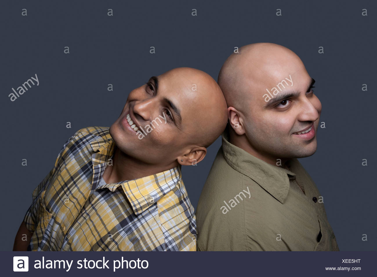 день лысых. толпа лысых. не идет лысина. много лысых мужчин. группа два лысых парня.