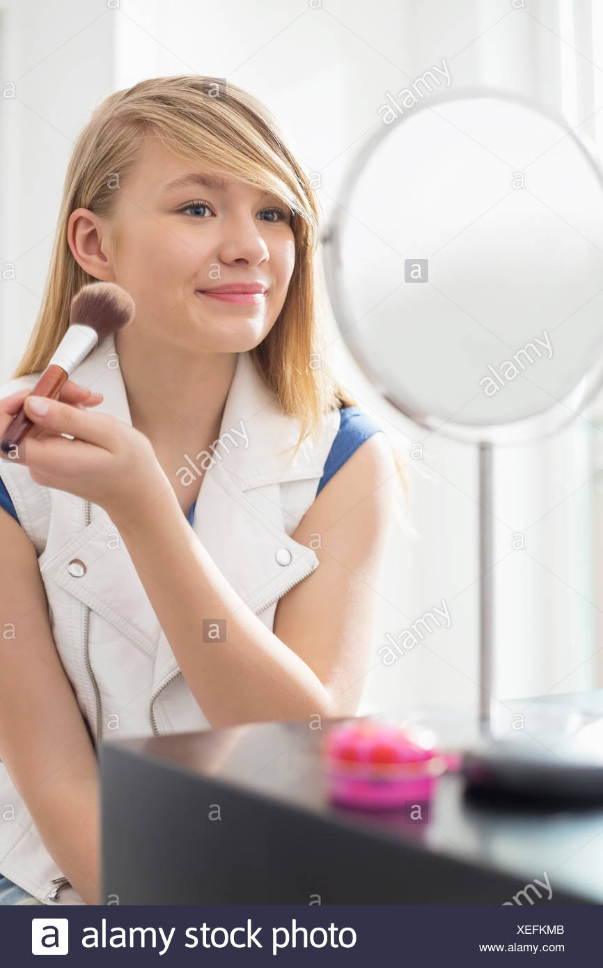 Girl Applying High Resolution Stock Photography and Images Alamy