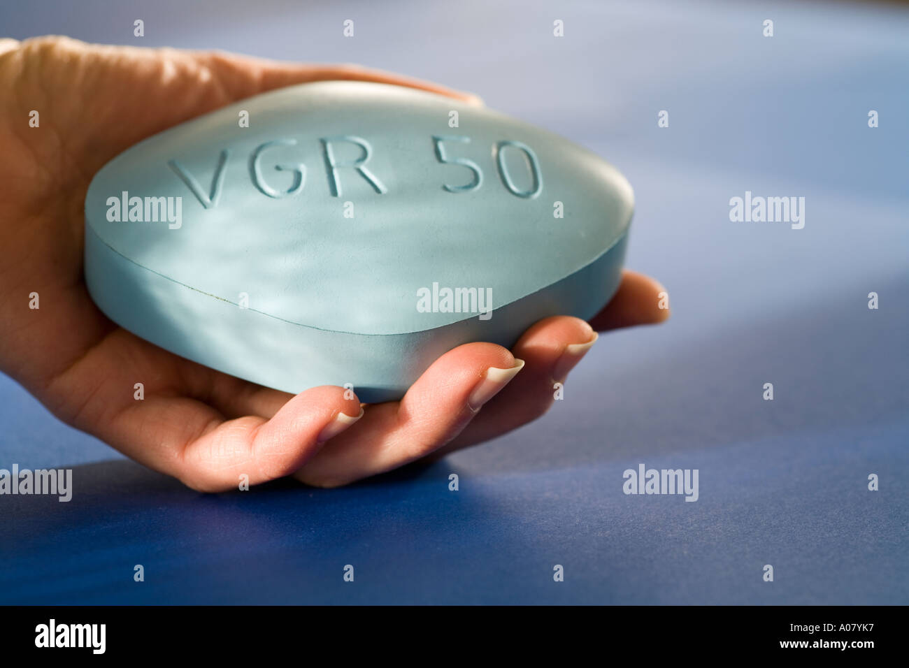 blue-obsession-female-hand-holding-huge-tablet-of-viagra-a07yk7.jpg
