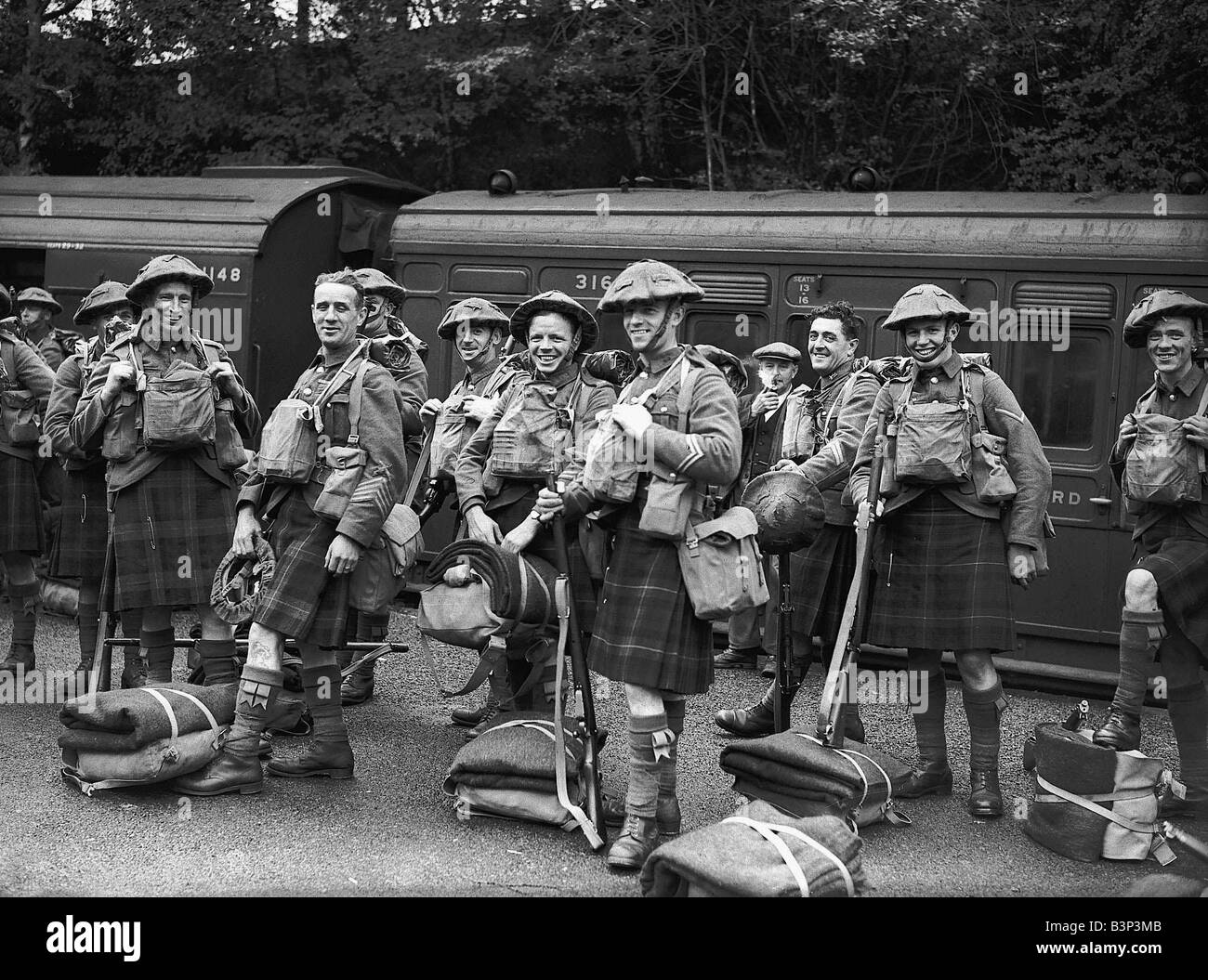 ww2-british-scottish-soldiers-wearing-army-tunics-and-kilts-with-their-b3p3mb.jpg