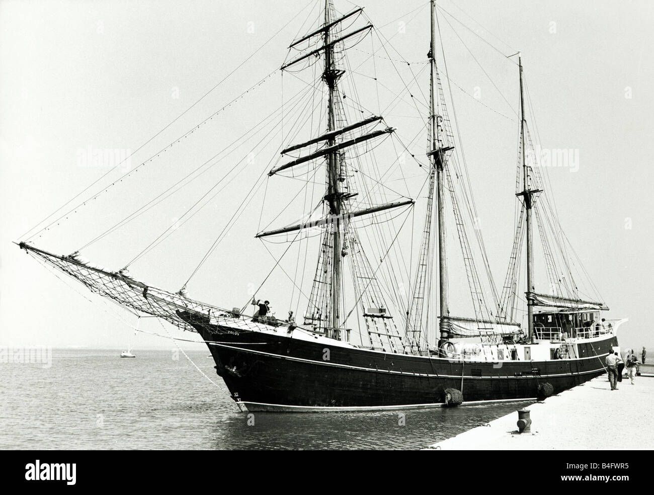 the-sailing-ship-eolus-seen-here-arriving-at-portsmouth-at-the-beginning-b4fwr5.jpg
