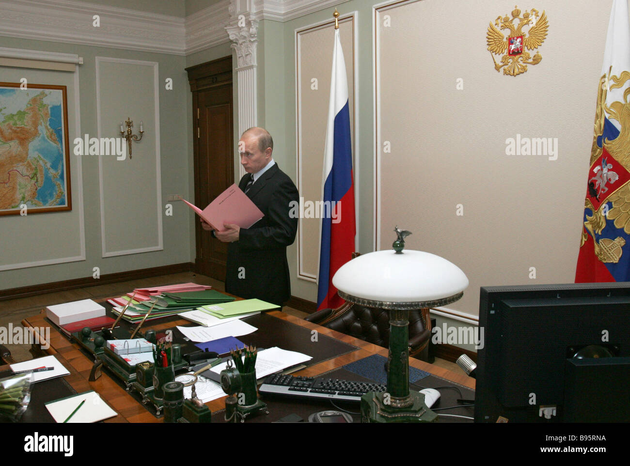 Цветок у путина в кабинете в кремле название фото