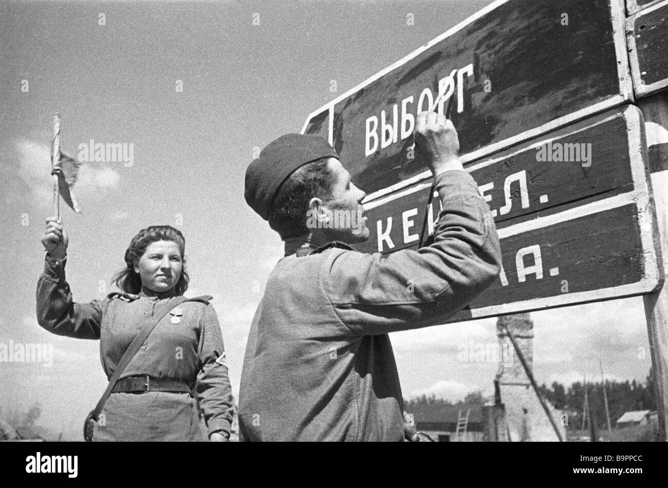 Фронтовая регулировщица рядом с каким городом. Указатель на Берлин 1941-1945. Указатель на Берлин. Фронтовые указатели. Указатель Берлин 1945.