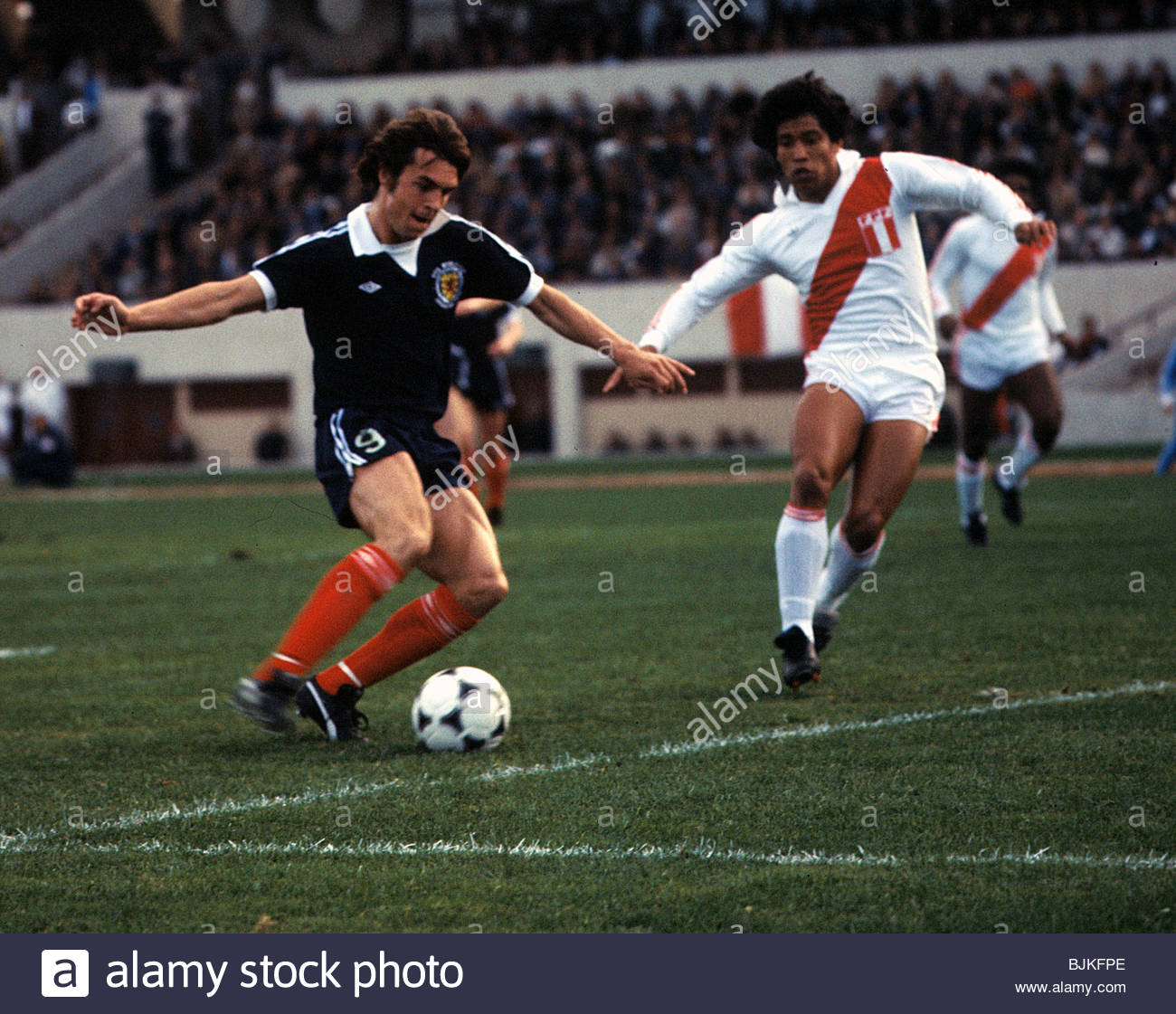 030678-1978-world-cup-peru-v-scotland-argentina-scotland-striker-joe-bjkfpe.jpg