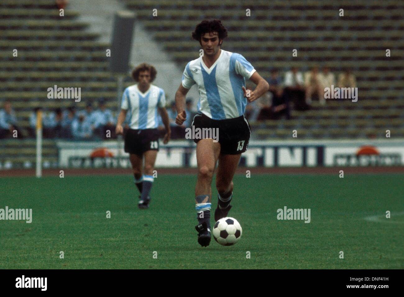 23061974-germany-1974-world-cup-finals-mario-kempes-argentina-on-the-dnf41h.jpg